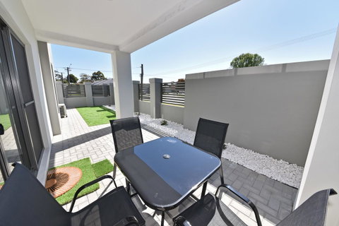 Modern Apartment Redcliffe Near Perth Airport: 0126 - Accommodation Tasmania 31