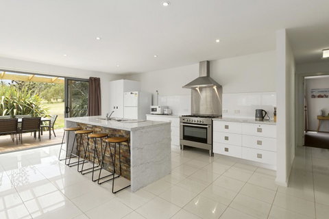 170 Hazards View Drive - Unit 2 - Accommodation Tasmania 2