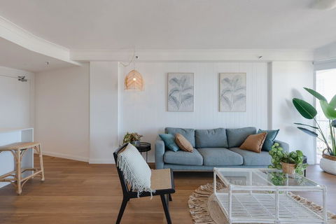 NEW Beautiful 1 Bedroom Beach Views Broadbeach - Accommodation Tasmania 1