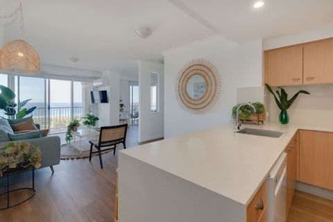 NEW Beautiful 1 Bedroom Beach Views Broadbeach - Accommodation Tasmania 2
