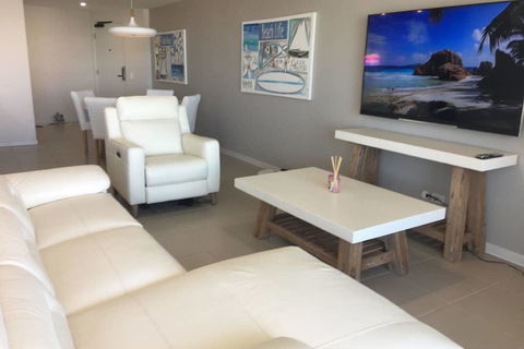 NEW UPMARKET COMFORTABLE 2 Bed, 2 Bath, OCEAN VIEWS, 250m To BUDDINA BEACH! - Accommodation Tasmania 3