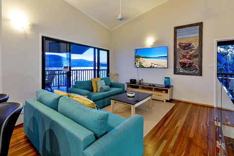 NEWLY BEAUTFULLY RENOVATED 16 The Casuarina - 3 Bedroom House With 180 Degree Ocean Views - Accommodation Tasmania 3