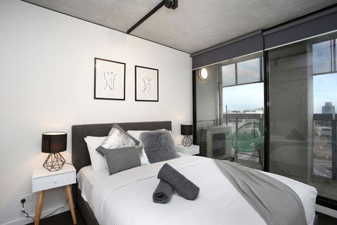 NGV Art Centre Retreat - StayCentral - Accommodation Tasmania 3