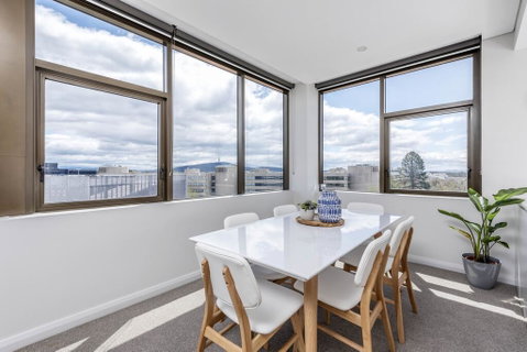Oversized Luxe 1 Bedder - Amazing Barton - Gym - Accommodation Tasmania 3