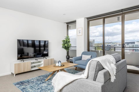Oversized Luxe 1 Bedder - Amazing Barton - Gym - Accommodation Tasmania 2