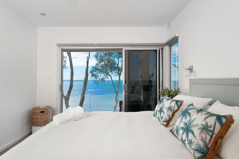 Paradise Beach House - Waterfront With Heated Pool - Accommodation Tasmania 1