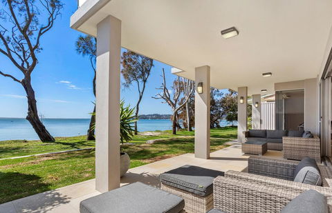Paradise Beach House - Waterfront With Heated Pool - Accommodation Tasmania 0