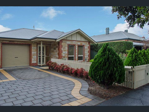 Perfect Location Central Modern Cottage - Free WiFi - Accommodation Tasmania 0