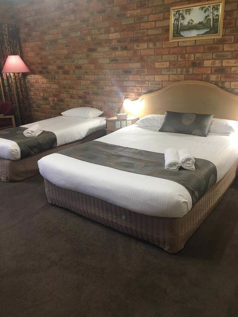 Pines Country Club Motor Inn - Accommodation Tasmania 3