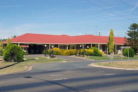 Pines Country Club Motor Inn - Accommodation Tasmania 1