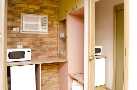 Pines Country Club Motor Inn - Accommodation Tasmania 0