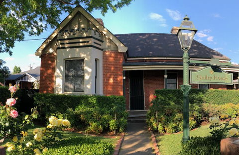 QUILTY HOUSE (Formerly Beethovens) - Accommodation Tasmania 2