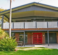 Red Door Beach House - Marcoola Beach - PET FRIENDLY FOXTEL WIFI 500 BOND Linen Supplied - Accommodation Tasmania
