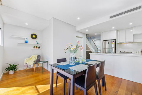 Relax In A Spacious & Modern Townhouse In Asquith - Accommodation Tasmania 2