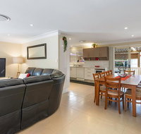 RELAXED COASTAL GETAWAY // MOMENTS TO WATERFRONT - Accommodation Tasmania