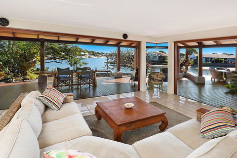 SCHMAN55-WATERFRONT, RESORT-STYLE ENTERTAINER - Accommodation Tasmania 0