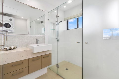 Shoreline Nine Penthouse With Ocean Views - Accommodation Tasmania 2