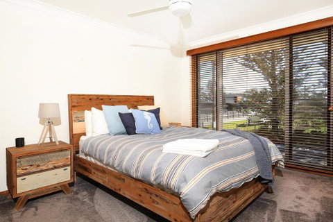 Shores - Pet-Friendly - 1 Min Walk To Beach - Accommodation Tasmania 3