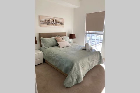 SKY GARDEN SUNSET RIVER VIEW NETFLIX WINE PARKING - Accommodation Tasmania 2