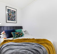 Sleek modern apartment close to everything - Accommodation Tasmania