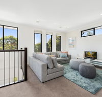 Spacious 4-Bed House with Parking and Backyard - Accommodation Tasmania