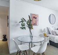 Spacious Apt V Stylish Furniture Pool GYM - Accommodation Tasmania