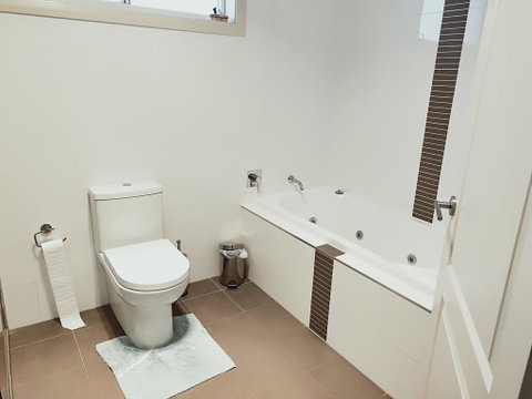 Stylish Private Bathroom-Luxurious Modern Big Home - Accommodation Tasmania 2