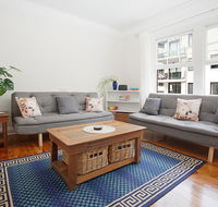 Sunlit 2-bed Apartment Metres From the Beach - Accommodation Tasmania