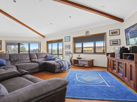 SunRay On Orama - Spacious With Great Views - Accommodation Tasmania 2