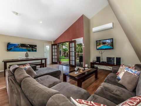 Surf Club House, Pet Friendly, Sunshine Coast, Holiday House, Marcoola - Accommodation Tasmania 2