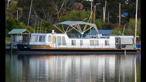 Swamp Fox Luxury 2BR Dutch Barge - Accommodation Tasmania 2