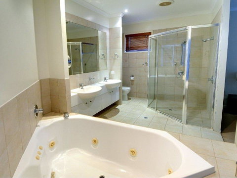 Tarcoola 41 - 5 BDRM Canal Home With Pool - Accommodation Tasmania 2