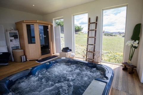 Saltwater - Absolute Oceanfront, Hot Tubs, Sauna, Fire Pits - Accommodation Tasmania 12