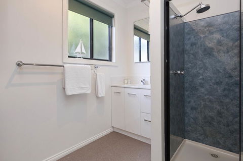 KINGFISHER COTTAGE Beachfront At The Binalong Bay - Accommodation Tasmania 2