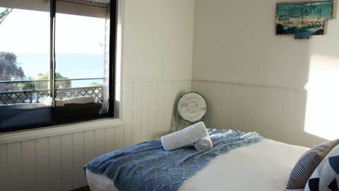 KINGFISHER COTTAGE Beachfront At The Binalong Bay - Accommodation Tasmania 11