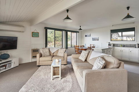 KINGFISHER COTTAGE Beachfront At The Binalong Bay - Accommodation Tasmania 4