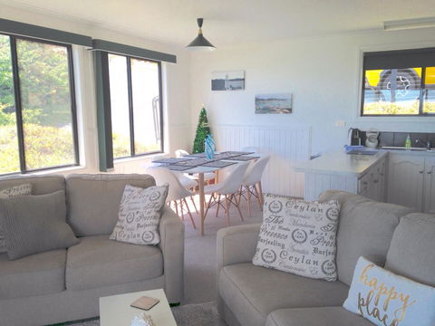 KINGFISHER COTTAGE Beachfront At The Binalong Bay - Accommodation Tasmania 24