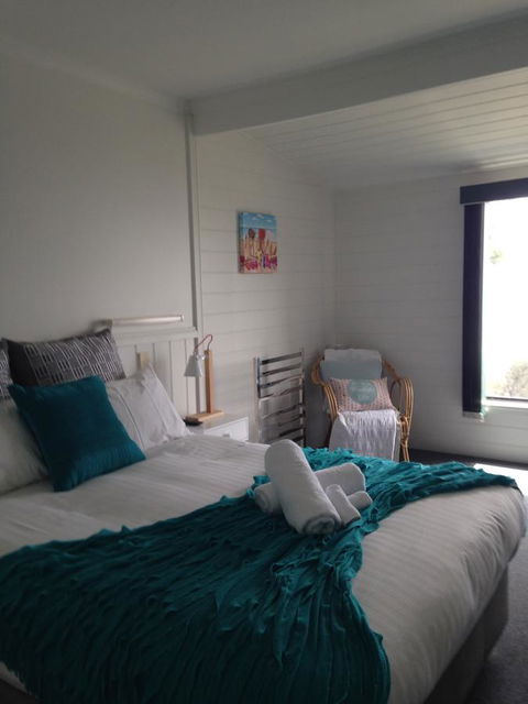KINGFISHER COTTAGE Beachfront At The Binalong Bay - Accommodation Tasmania 23