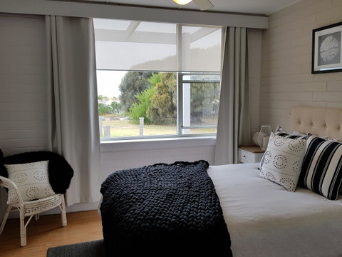Beach Hut Scamander - Accommodation Tasmania 0