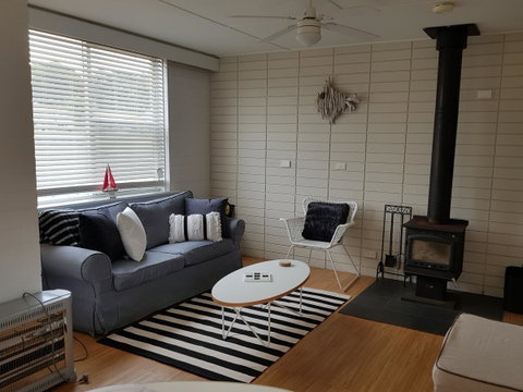 Beach Hut Scamander - Accommodation Tasmania 9
