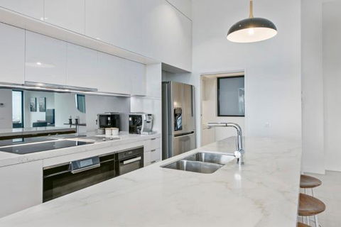 Experience Platinum Hotel Apartments - Accommodation Tasmania 10