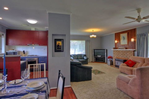 Jacaranda House - Accommodation Tasmania 2