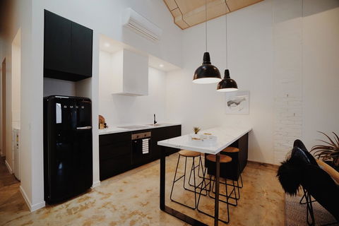 THE WAREHOUSE APARTMENTS - Accommodation Tasmania 11