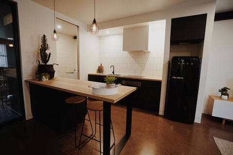 THE WAREHOUSE APARTMENTS - Accommodation Tasmania 8