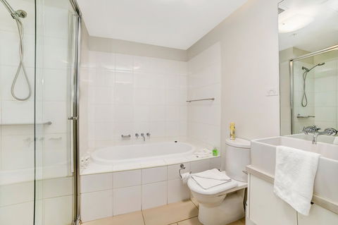 Signature Waterfront Apartments - Accommodation Tasmania 14