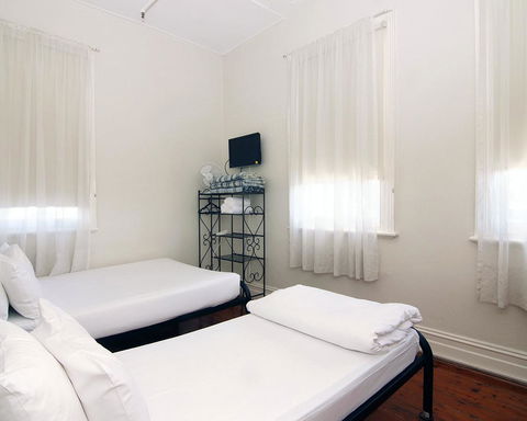 Hotel Claremont Guest House - Accommodation Tasmania 13