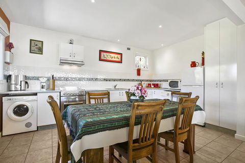 Black Dolphin Beach Penthouse - Accommodation Tasmania 4