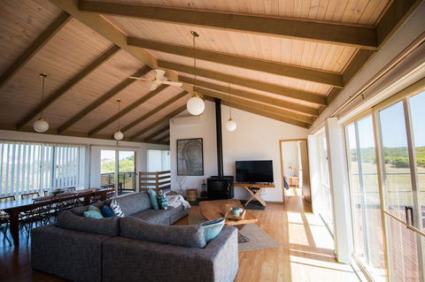 Sunsets On Martyrs Luxury Coastal Beach House Peterborough - Accommodation Tasmania 2