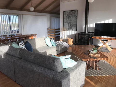 Sunsets On Martyrs Luxury Coastal Beach House Peterborough - Accommodation Tasmania 10