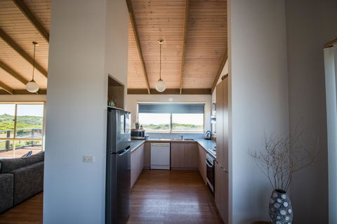 Sunsets On Martyrs Luxury Coastal Beach House Peterborough - Accommodation Tasmania 4